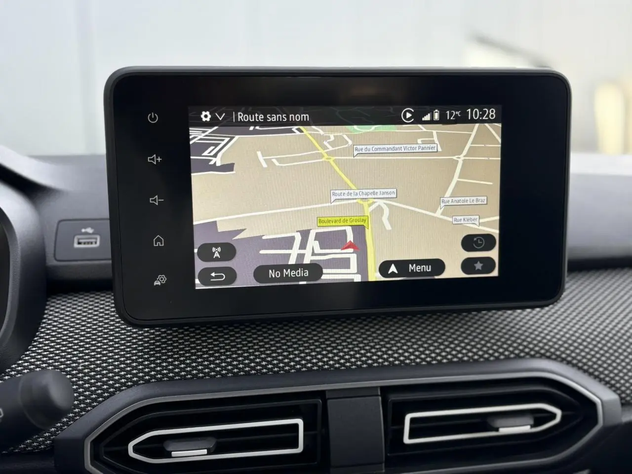 Écran tactile GPS 8 pouces du Dacia Jogger 2024 affichant une carte de navigation intérieure.