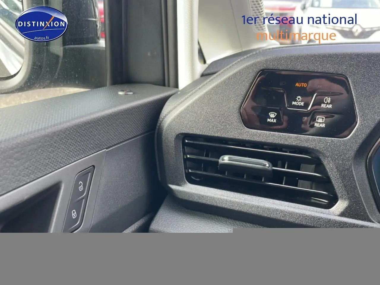 Détail intérieur côté gauche du Volkswagen Caddy 2025 gris indien, montrant la commande des vitres et la sortie d'air du tableau de bord.