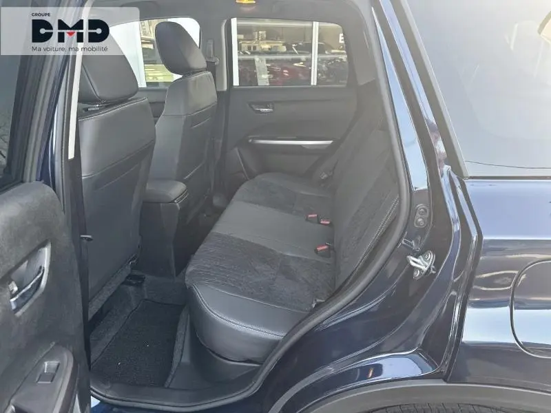 Vue côté gauche sur l'intérieur arrière du Suzuki Vitara bleu So'Color avec sièges en suédine et cuir noir.