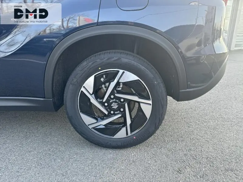 Gros plan sur la roue avant gauche du Suzuki Vitara bleu So'Color Sphere avec jante alu bicolore noire et argent.