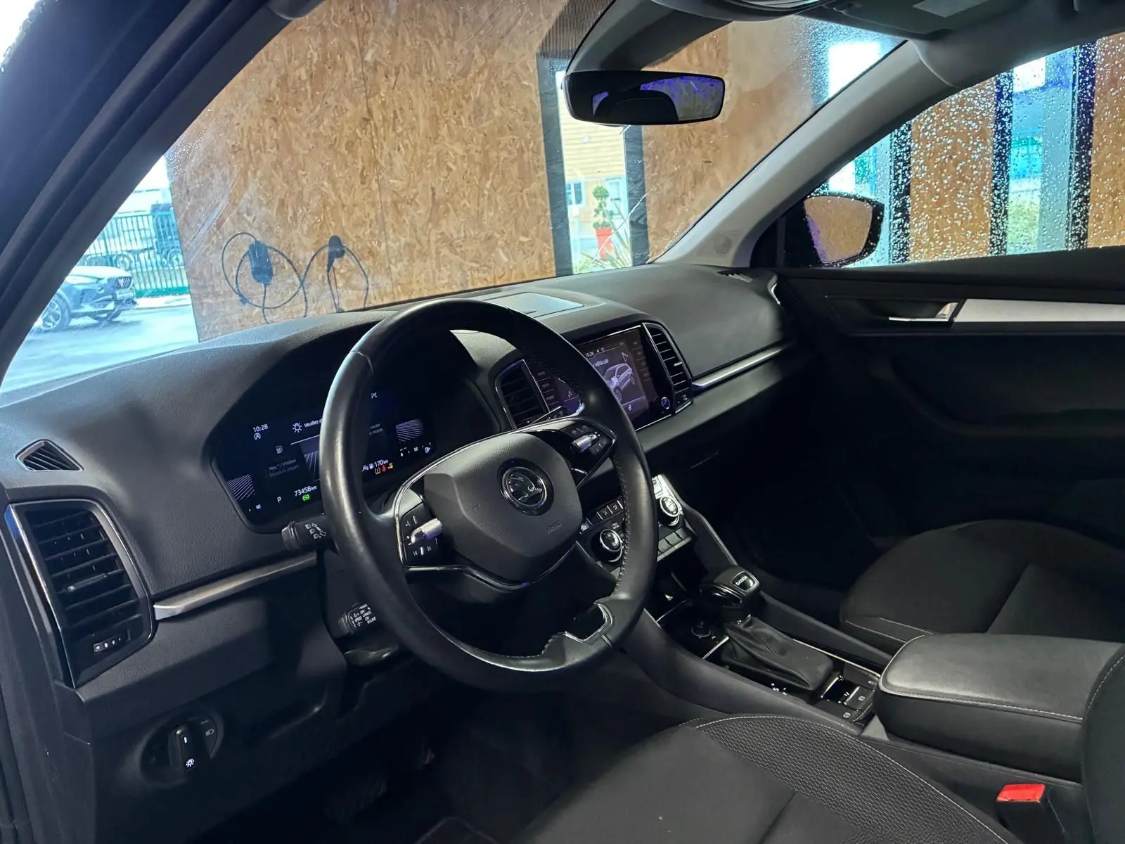 Intérieur noir du Skoda Karoq 2023 vu côté conducteur, tableau de bord digital et console centrale avec boîte auto DSG7.