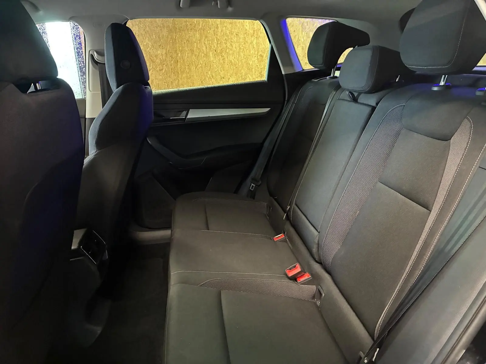 Vue intérieure côté droit des sièges arrière en tissu noir du Skoda Karoq 2023, version Business diesel.