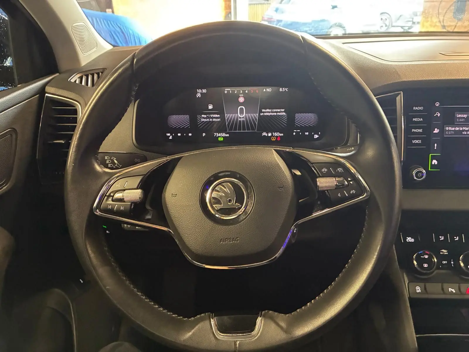 Vue rapprochée du volant noir et du tableau de bord numérique du Skoda Karoq 2.0 TDI 115 DSG7 Business 2023.