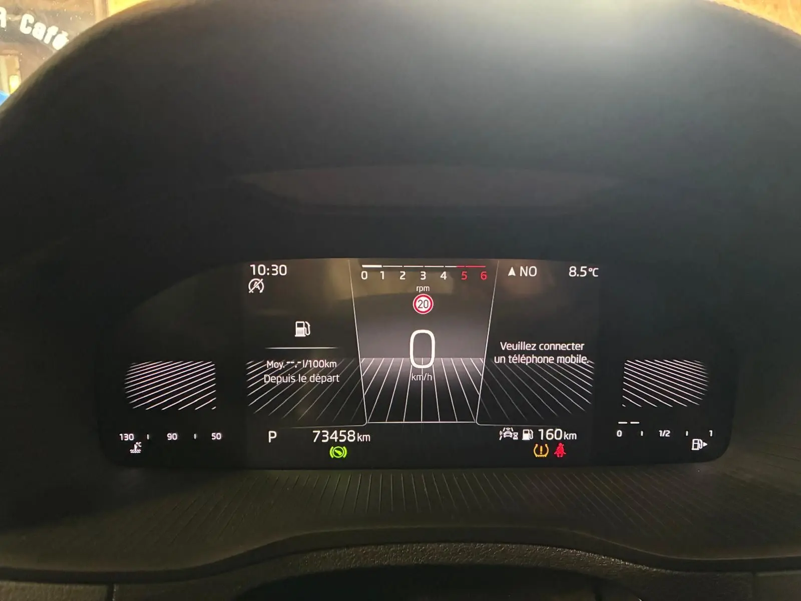 Tableau de bord numérique du Skoda Karoq 2023 affichant vitesse à 0 km/h et 73 458 km au compteur.