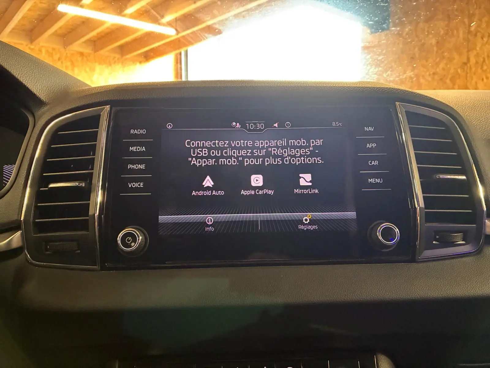 Écran central tactile du Skoda Karoq 2023 noir, affichant les options Android Auto, Apple CarPlay et MirrorLink.