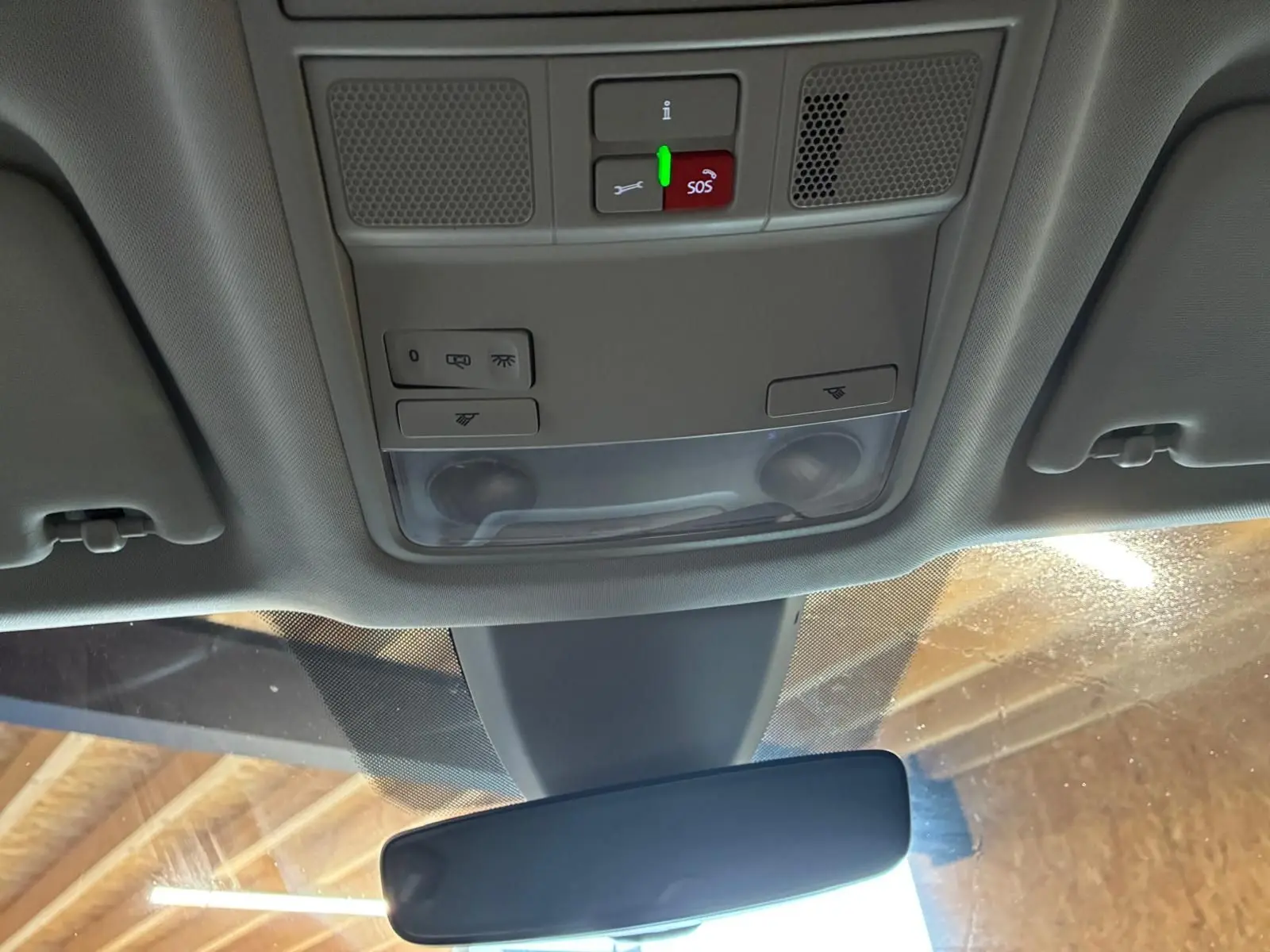 Vue intérieure du plafonnier avec commandes d’éclairage et bouton SOS sur un Skoda Karoq noir 2023.