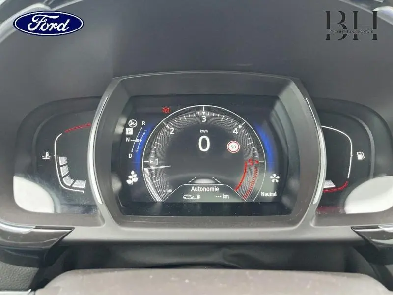 Tableau de bord numérique d'un Renault Espace noir étoilé, affichage central vitesse et autonomie, vue frontale rapprochée.