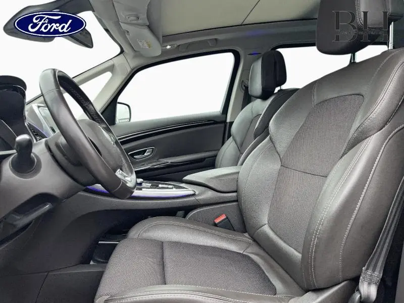 Vue intérieure côté conducteur du Renault Espace 2017, sièges en cuir noir et console centrale avec volant multifonction.