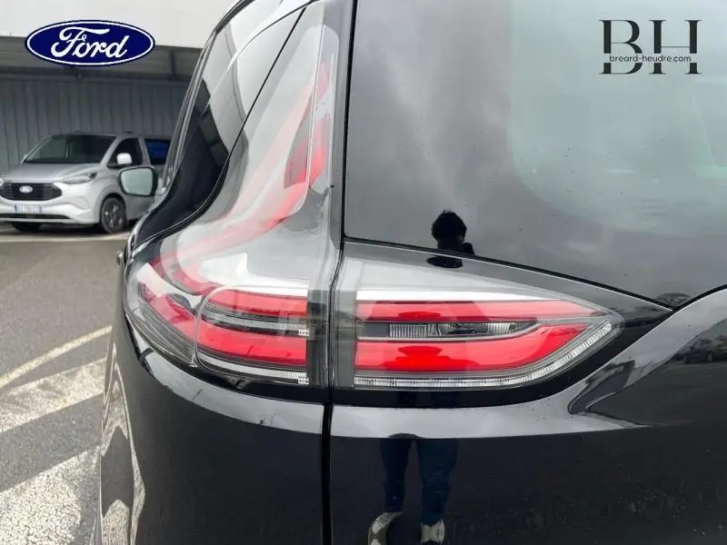 Gros plan sur le feu arrière droit noir étoilé du Renault Espace 1.6 dCi 160ch energy Zen EDC de 2017.