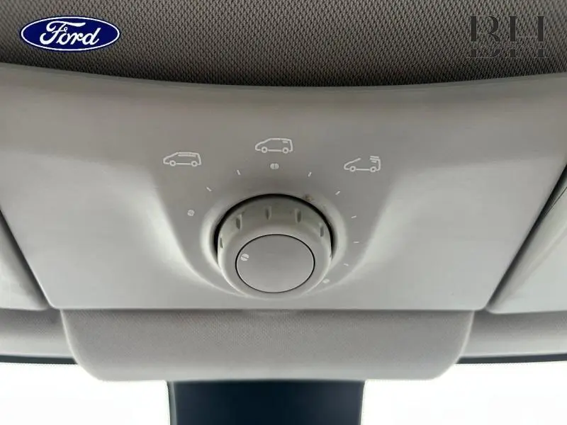 Vue intérieure en gros plan sur le bouton de réglage du toit Zénith du Renault Espace noir étoilé, 2017.