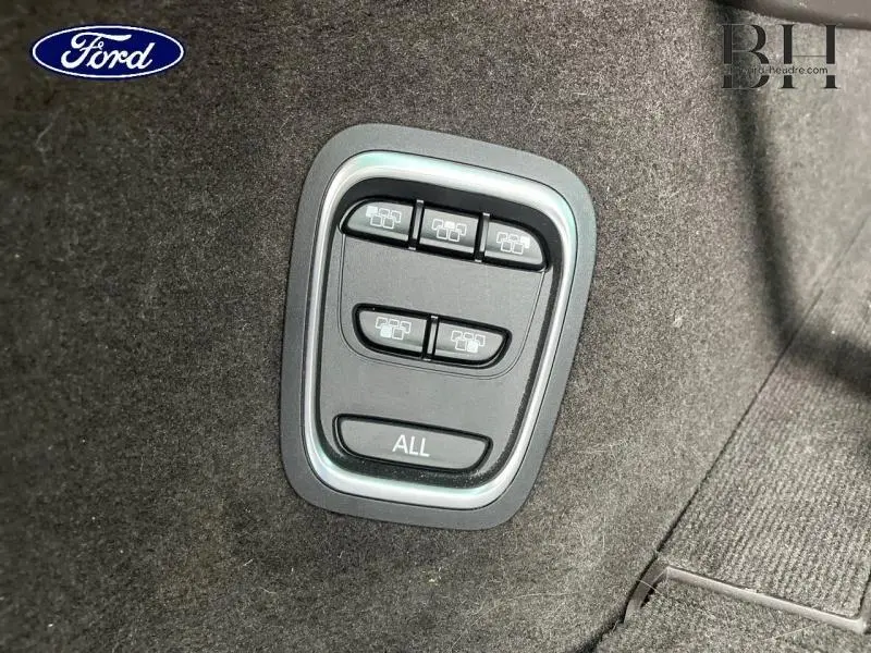 Panneau de commande noir avec boutons de réglage des sièges arrière, intérieur du Renault Espace noir étoilé 2017.