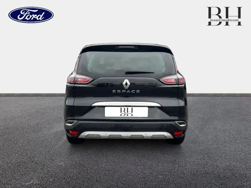 Vue arrière d'un Renault Espace noir étoilé de 2017 avec feux LED et logo centré sur le hayon.