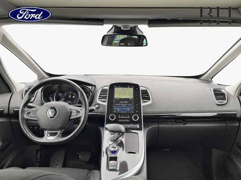 Vue intérieure avant du tableau de bord noir et écran tactile central du Renault Espace 1.6 dCi 160ch energy Zen EDC 2017.