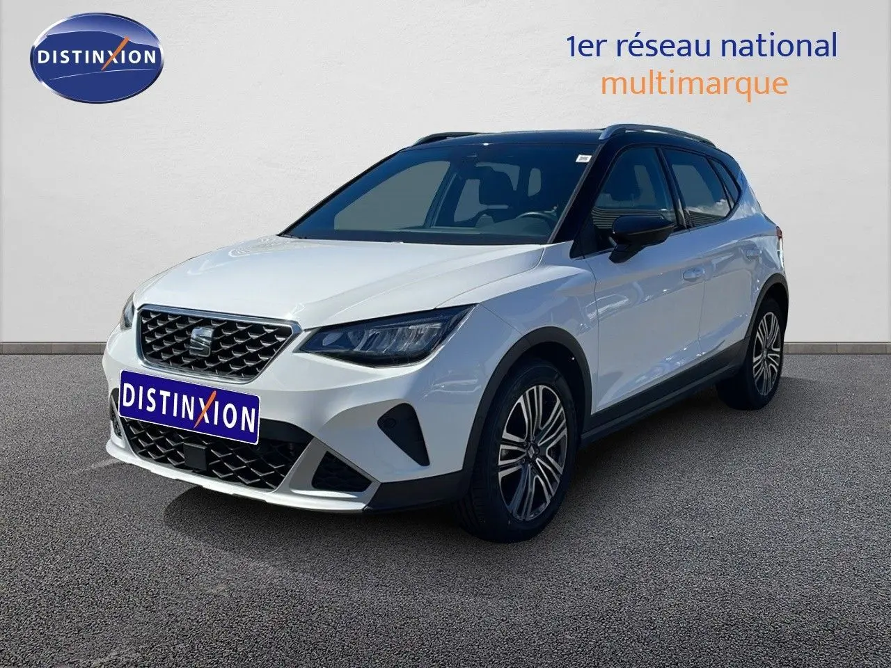 SEAT Arona blanc Nevada avec toit noir, vue 3/4 avant droit, mettant en valeur ses jantes alliage et calandre distinctive.