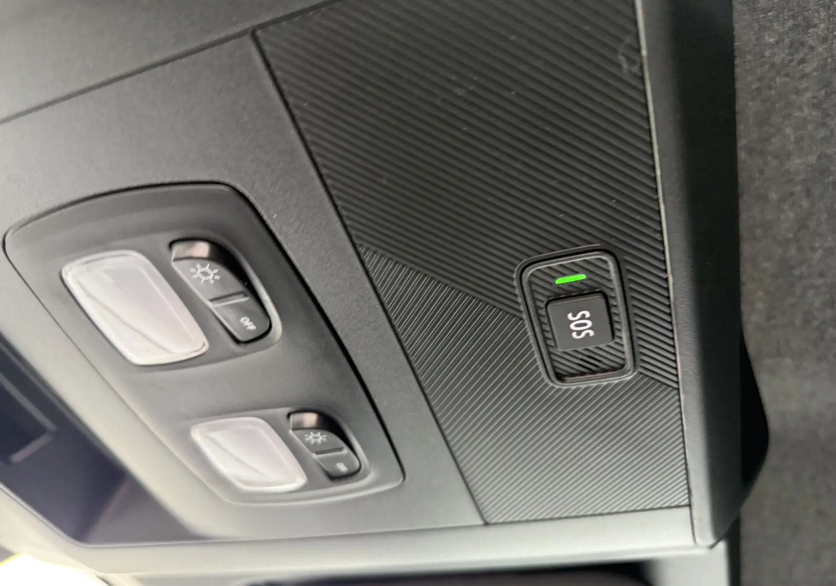 Boutons d'éclairage et alerte SOS intégrés au plafond intérieur du Renault Master noir nacré 2024.