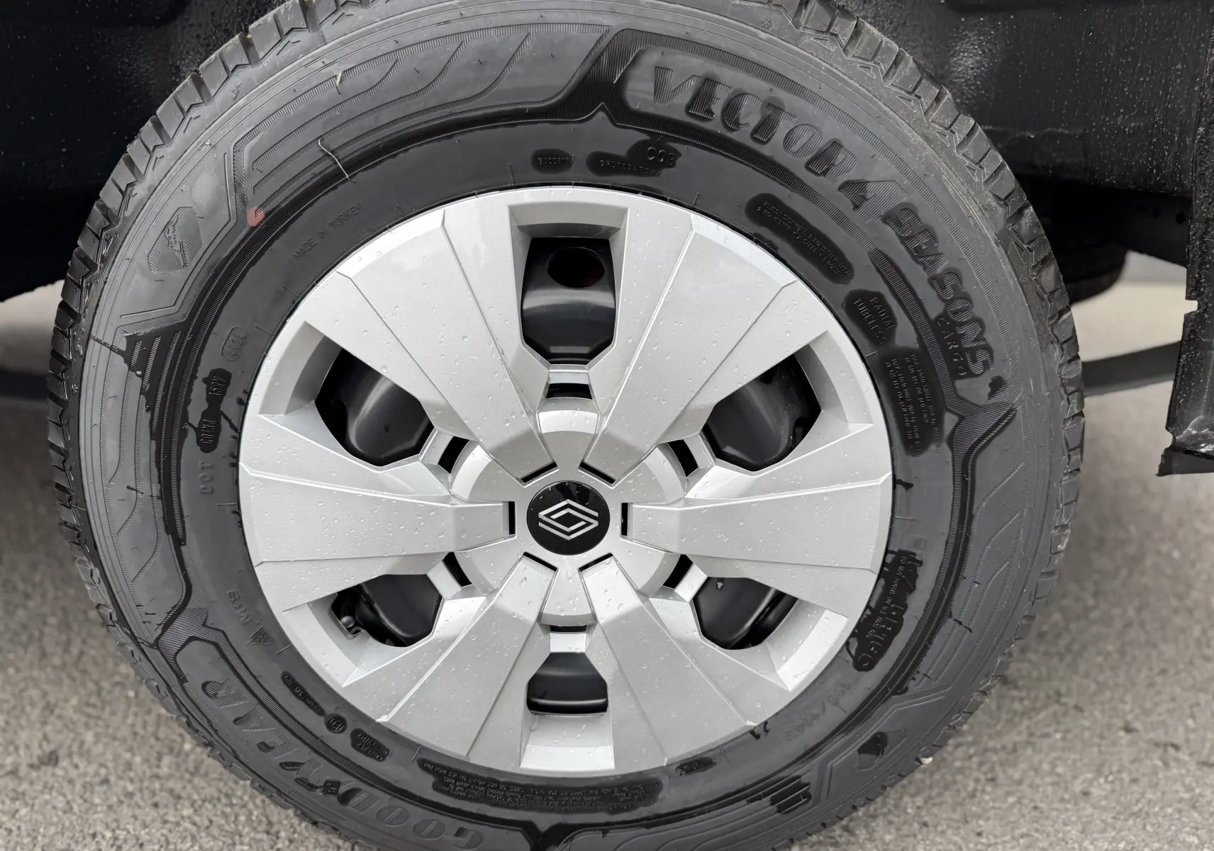 Gros plan sur la roue avant droite du Renault Master 2024 noir nacré, avec jante argentée et pneu Goodyear all seasons.