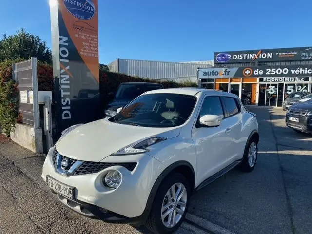 Nissan Juke 1.5 110 CH N-Connecta blanc vue 3/4 avant droit sur parking devant concession Distinxion.