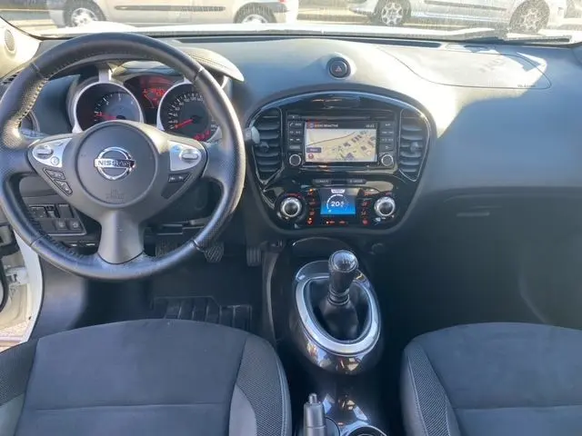 Vue intérieure avant du Nissan Juke 1.5 N-Connecta 2018, tableau de bord noir avec écran tactile et volant multifonction.