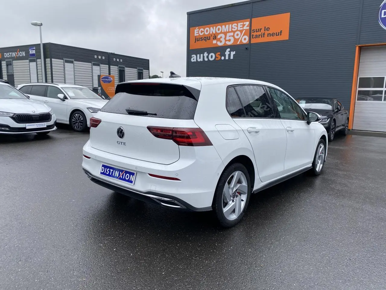 Volkswagen Golf 1.4 eHybrid blanche vue 3/4 arrière droit, avec logo GTE et jantes alliage sport.
