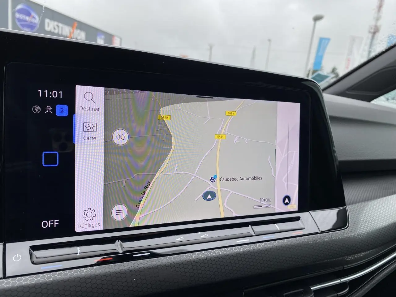Écran tactile du système de navigation Discover Media dans l'habitacle de la Volkswagen Golf blanche, vue de face.