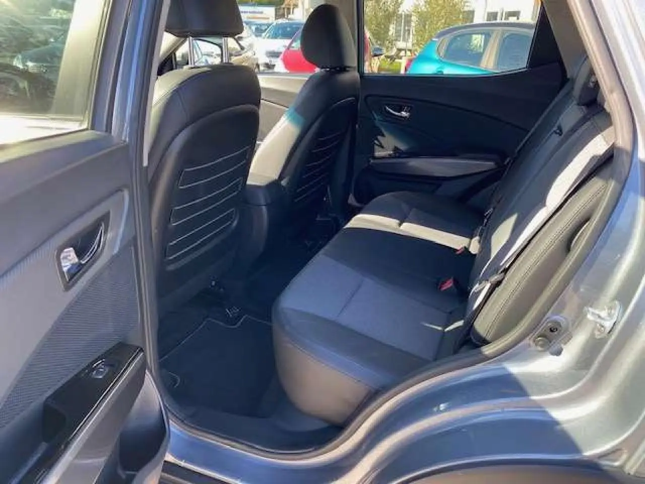 Vue intérieure côté droit sur les sièges arrière noirs du SsangYong Tivoli gris foncé 2021 version Pop diesel.