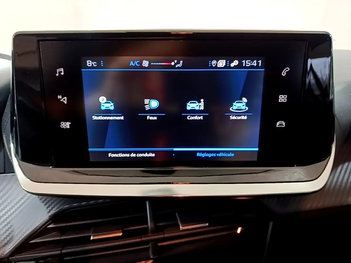 Écran tactile central de la Peugeot 208 1.5 BlueHDi 100 S&S Premium affichant les réglages véhicule en intérieur.