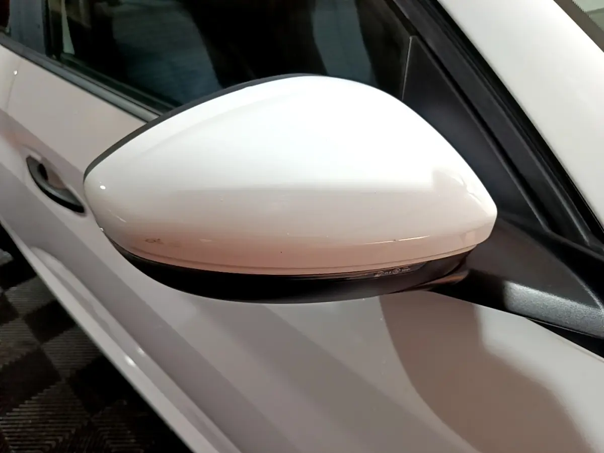 Gros plan sur le rétroviseur côté gauche blanc de la Peugeot 208 1.5 BlueHDi 100 S&S Premium 2021.