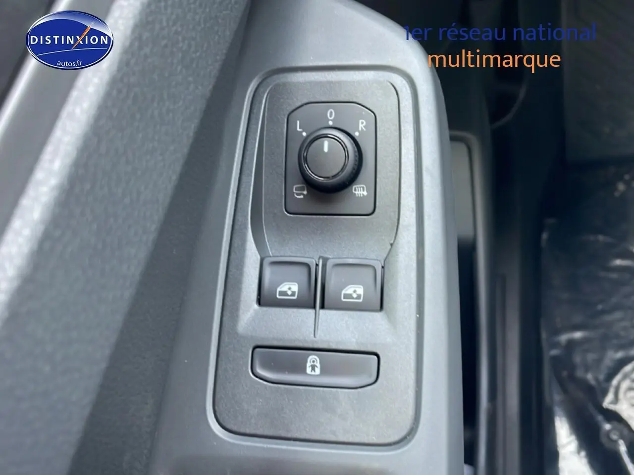 Gros plan sur les commandes de réglage des rétroviseurs et des vitres côté gauche du Volkswagen Caddy blanc 2025.