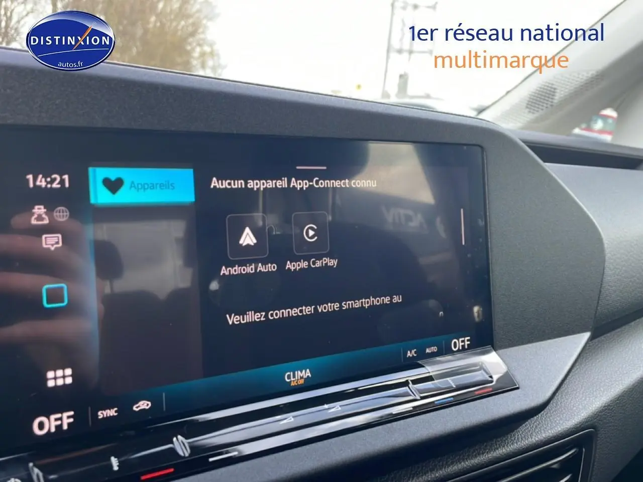 Vue rapprochée de l’écran tactile multifonction du tableau de bord du Volkswagen Caddy 2025 blanc.