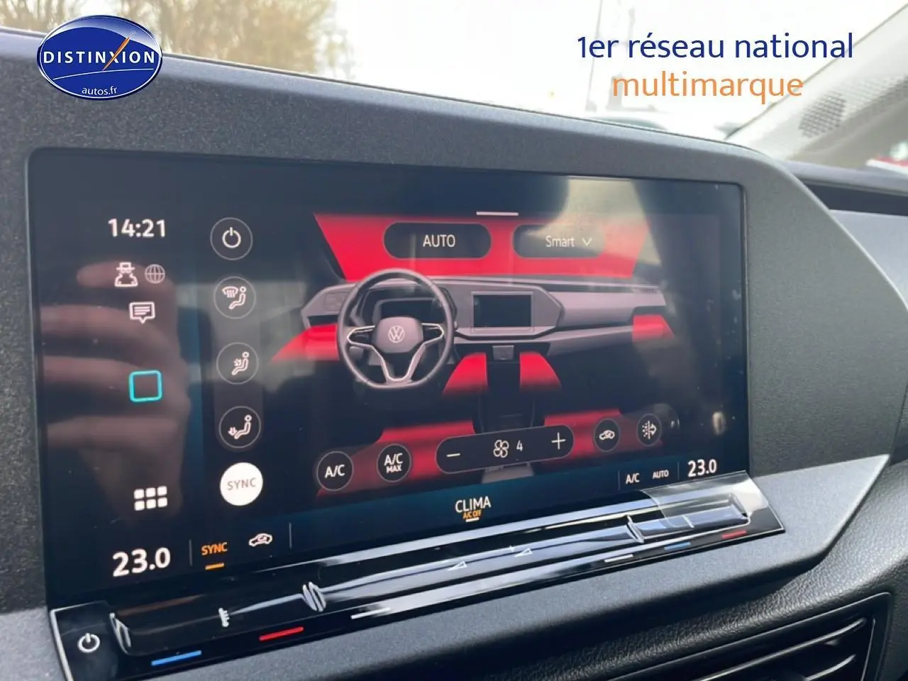 Écran tactile central du tableau de bord du Volkswagen Caddy 2025, affichant la climatisation à 23°C.