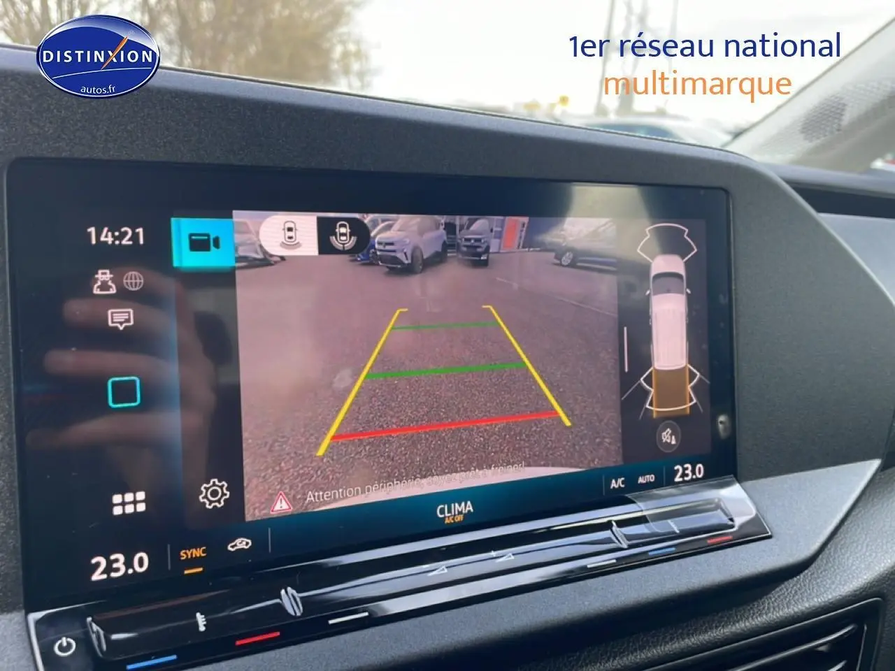 Écran tactile 10 pouces affichant la caméra de recul du Volkswagen Caddy blanc, vue intérieure avant.