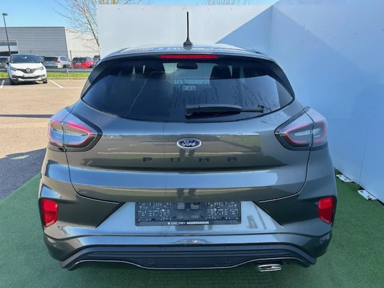 Vue arrière d'un Ford Puma gris Magnetic 2023 avec feux LED et hayon électrique mains libres.