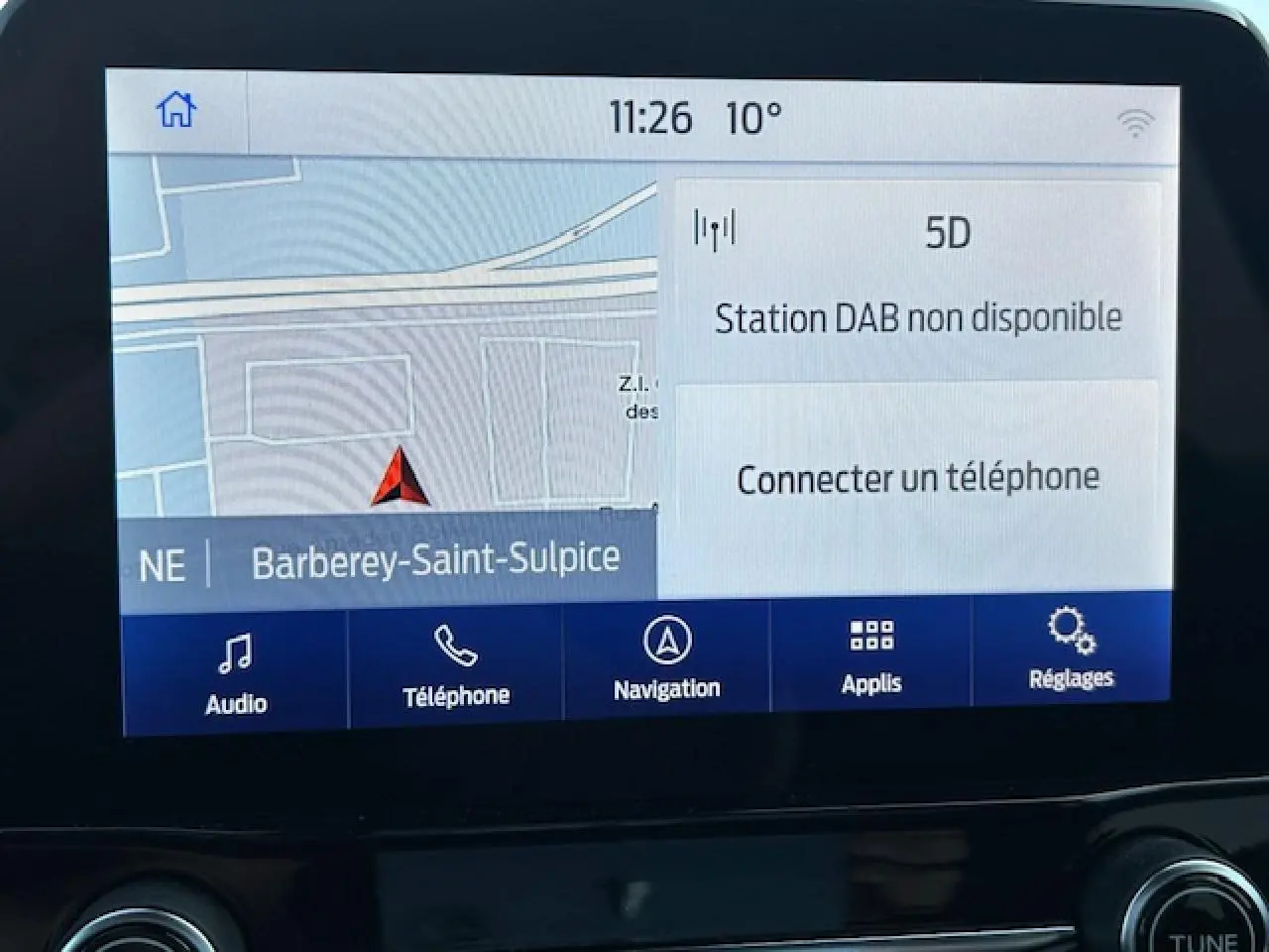Écran tactile central du Ford Puma 2023 montrant la navigation et les options multimédia en intérieur.