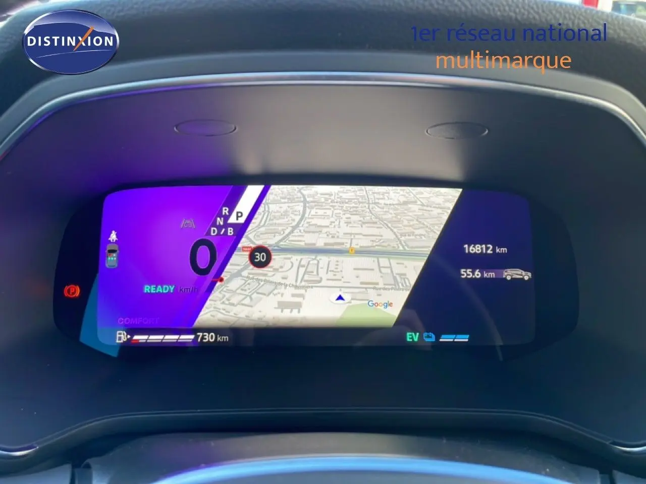Vue rapprochée du tableau de bord numérique du Renault Symbioz bleu iron metal, affichant la navigation et les informations de conduite.