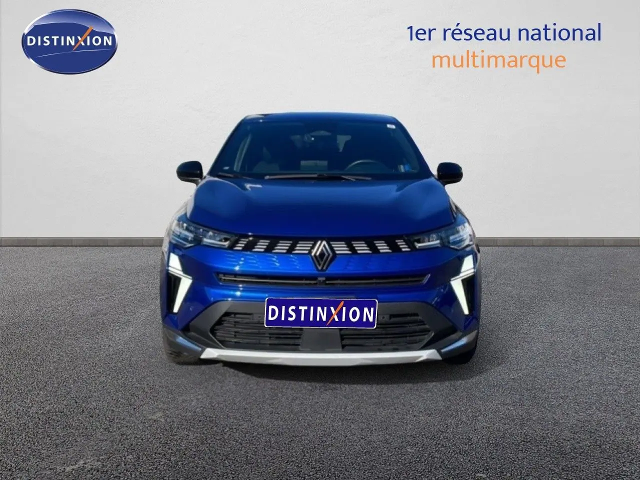 Vue avant d'une Renault Symbioz 2025 bleu iron metal avec éclairage LED distinctif et calandre moderne.