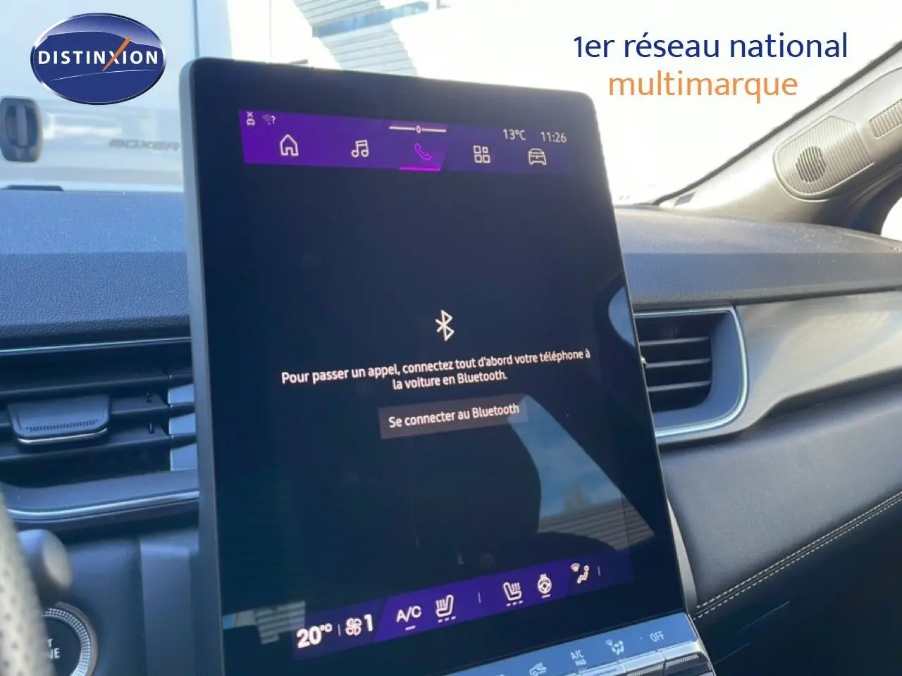 Écran tactile central du tableau de bord intérieur du Renault Symbioz bleu, affichant la connexion Bluetooth.