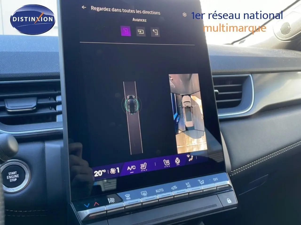 Vue rapprochée de l’écran tactile central du Renault Symbioz 2025, affichant la caméra 360° dans un intérieur noir.