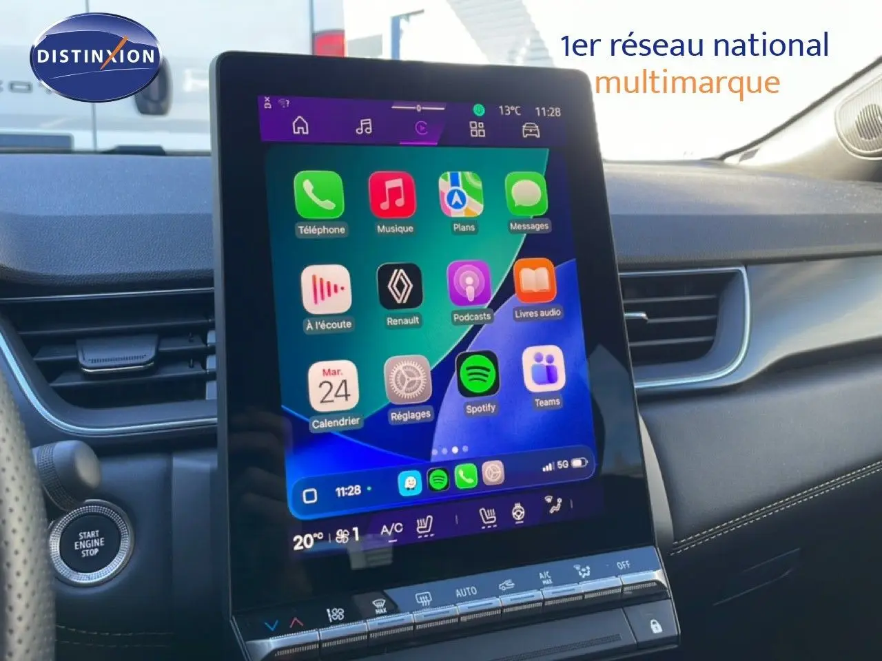 Vue intérieure centrée sur l'écran tactile vertical du tableau de bord du Renault Symbioz bleu iron metal 2025.