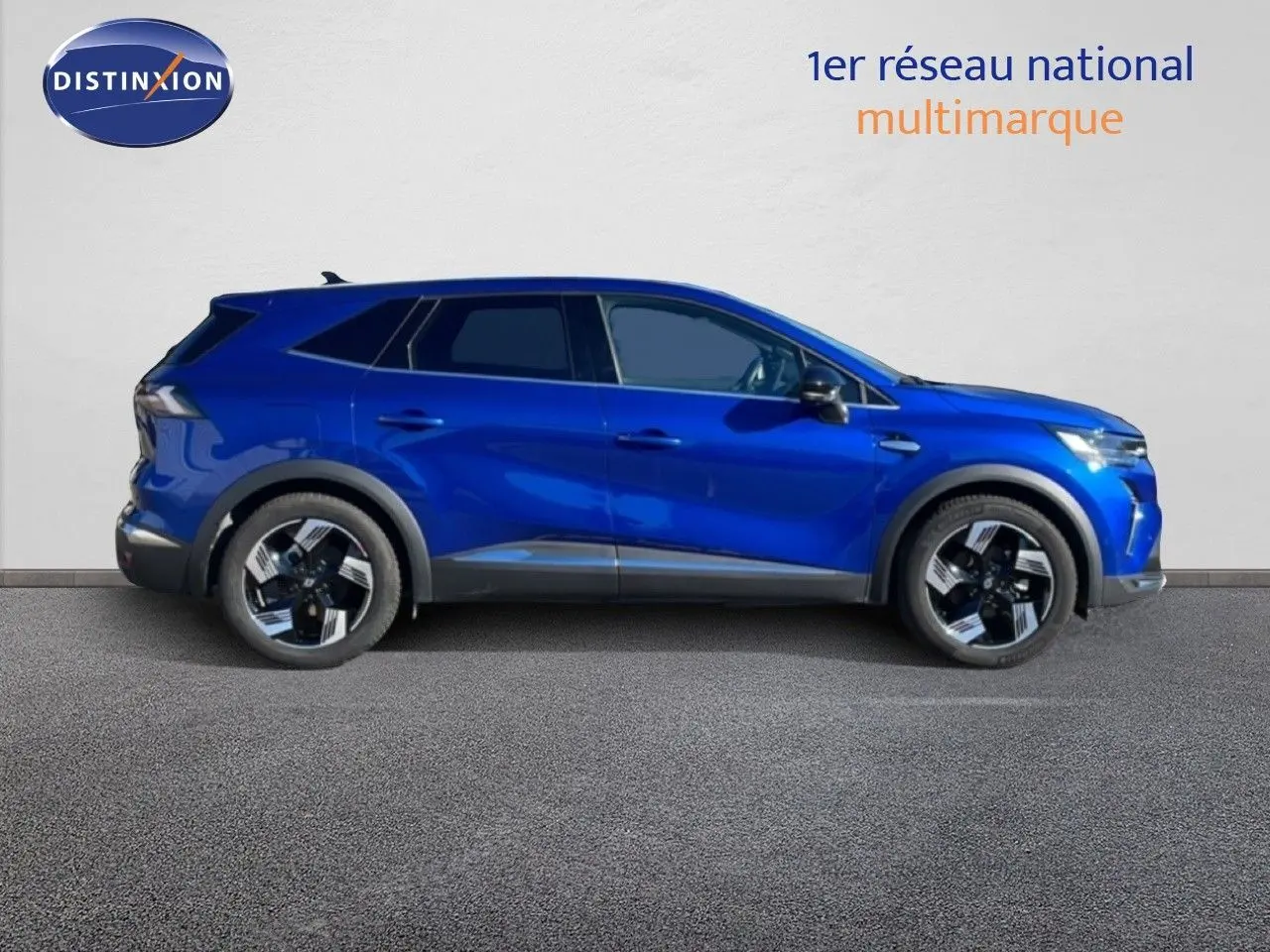 Profil droit d’un Renault Symbioz 2025 bleu Iron Metal, SUV hybride avec jantes noires et détails noirs contrastants.