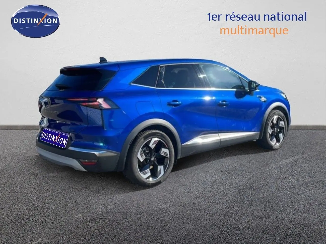 Vue 3/4 arrière droite du Renault Symbioz 2025 bleu Iron Metal avec jantes bi-ton et détails chromés.