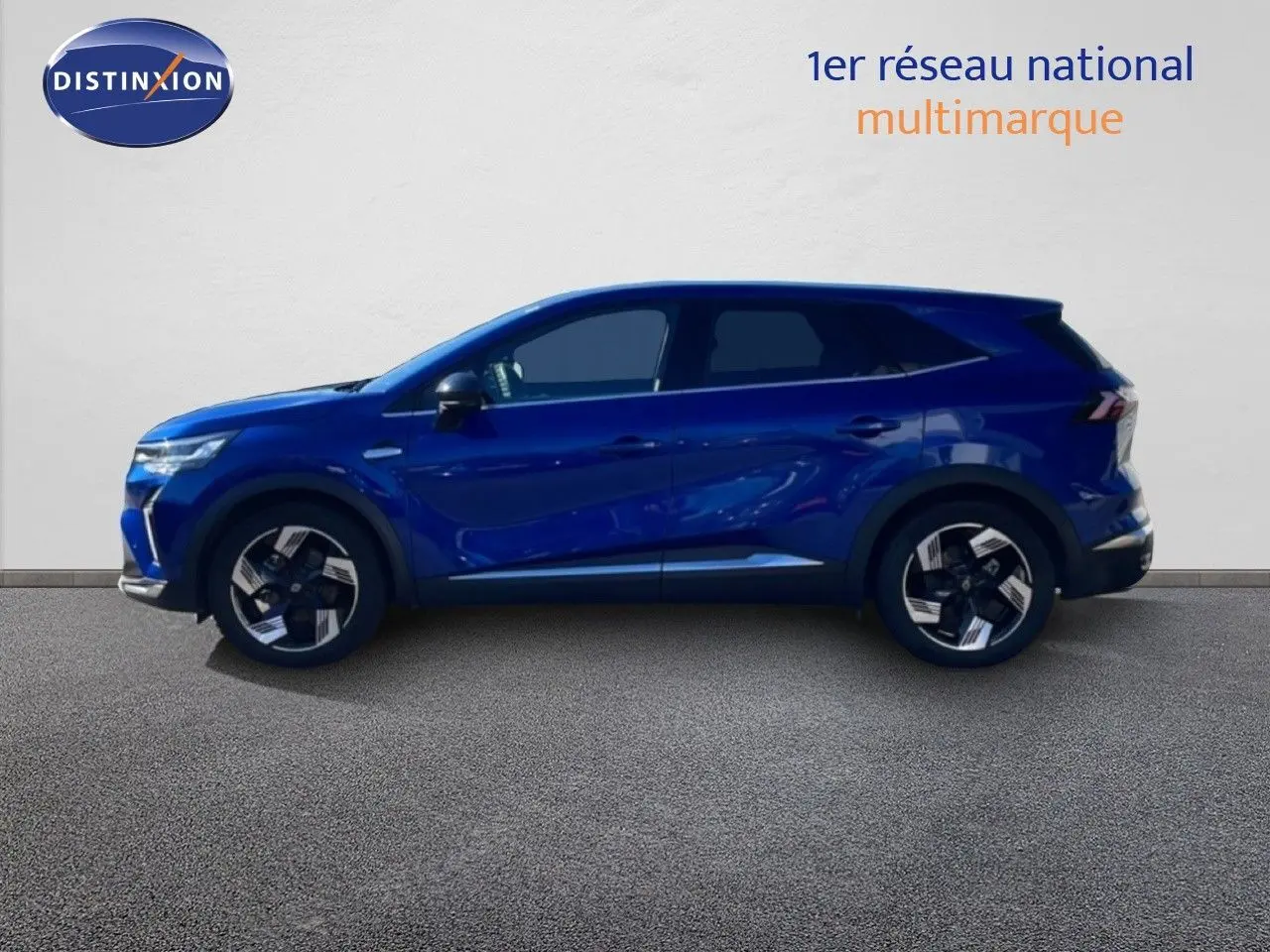 Profil côté gauche du Renault Symbioz 2025 en bleu Iron Metal, mettant en valeur ses lignes modernes et ses jantes stylisées.