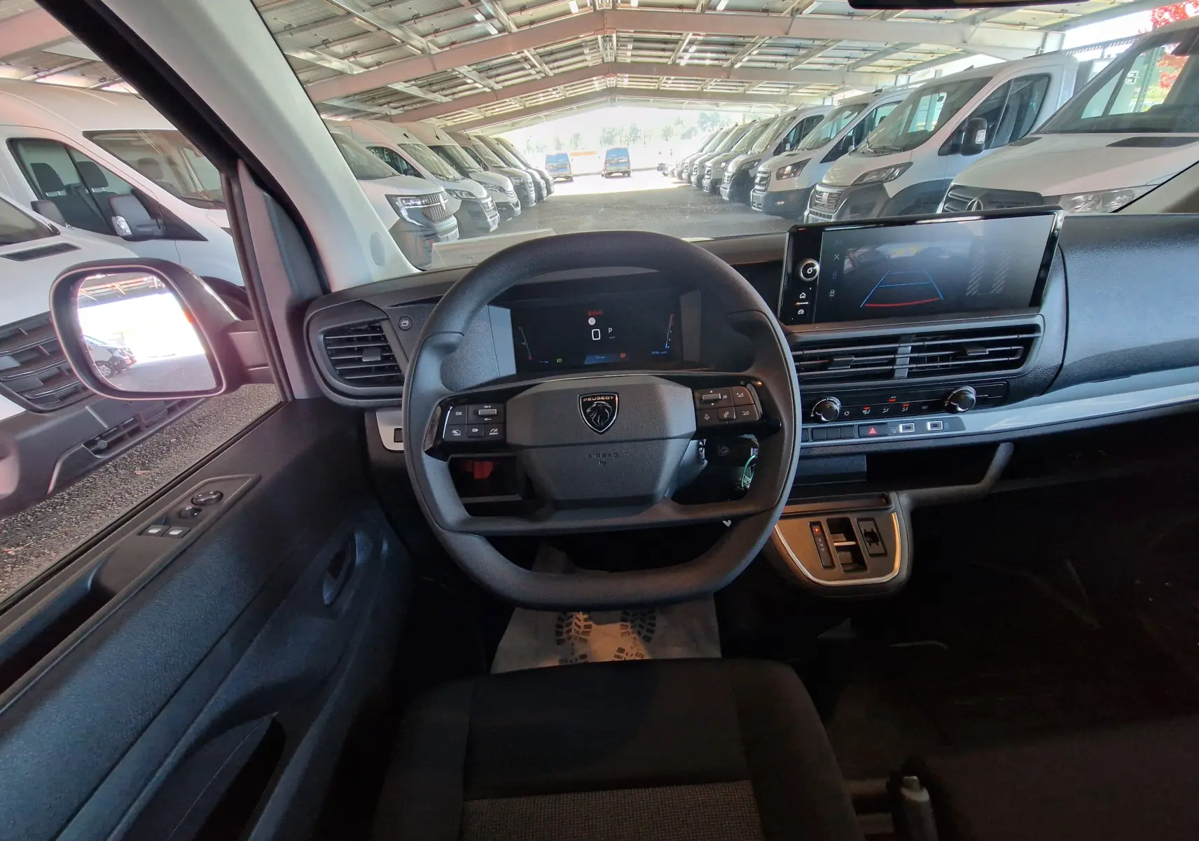 Vue intérieure du poste de conduite du Peugeot Expert Cabine Approfondie gris titane, avec volant multifonction et écran tactile central.