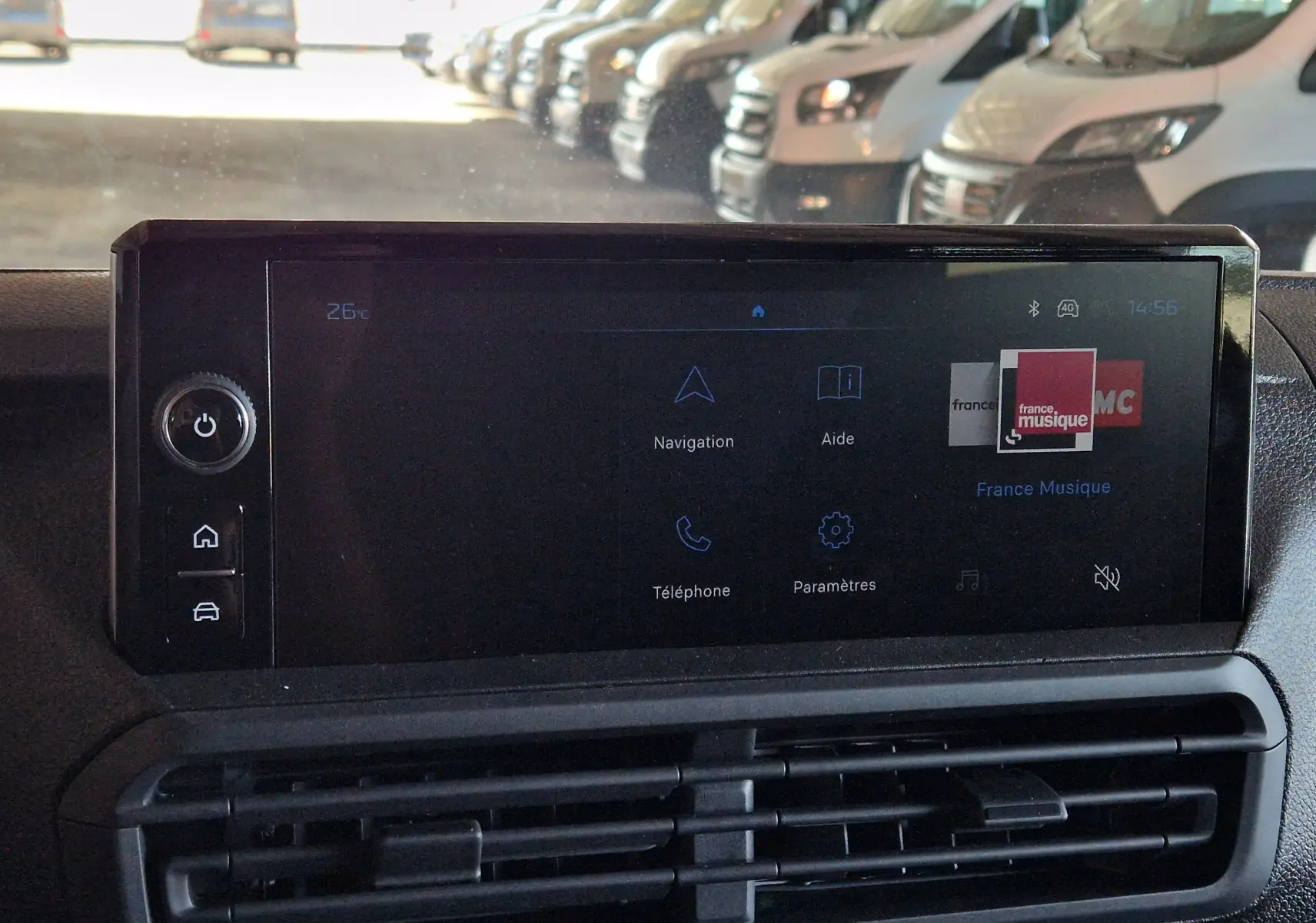 Écran tactile central du tableau de bord du Peugeot Expert XL gris titane, affichant le menu multimédia et navigation.