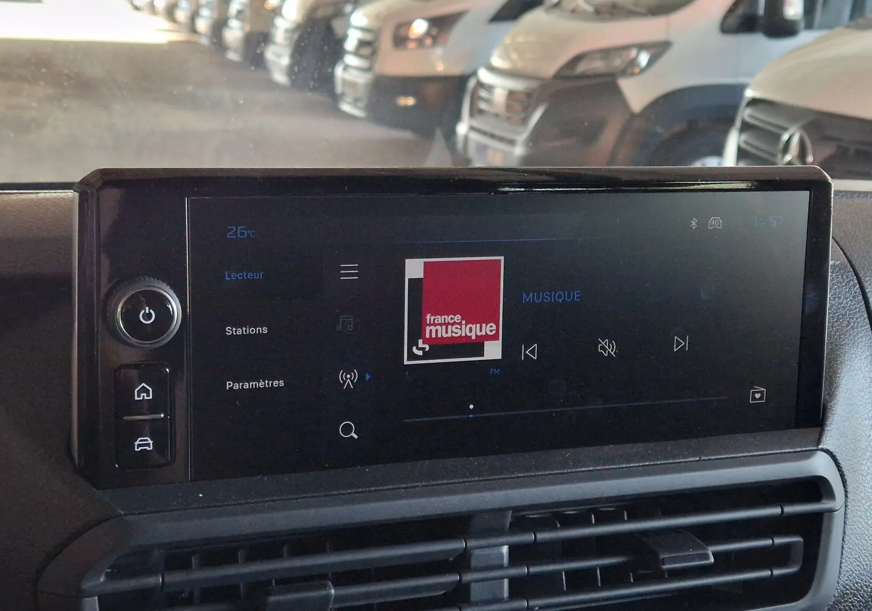 Écran tactile central du tableau de bord du Peugeot Expert gris titane, affichant la radio France Musique.