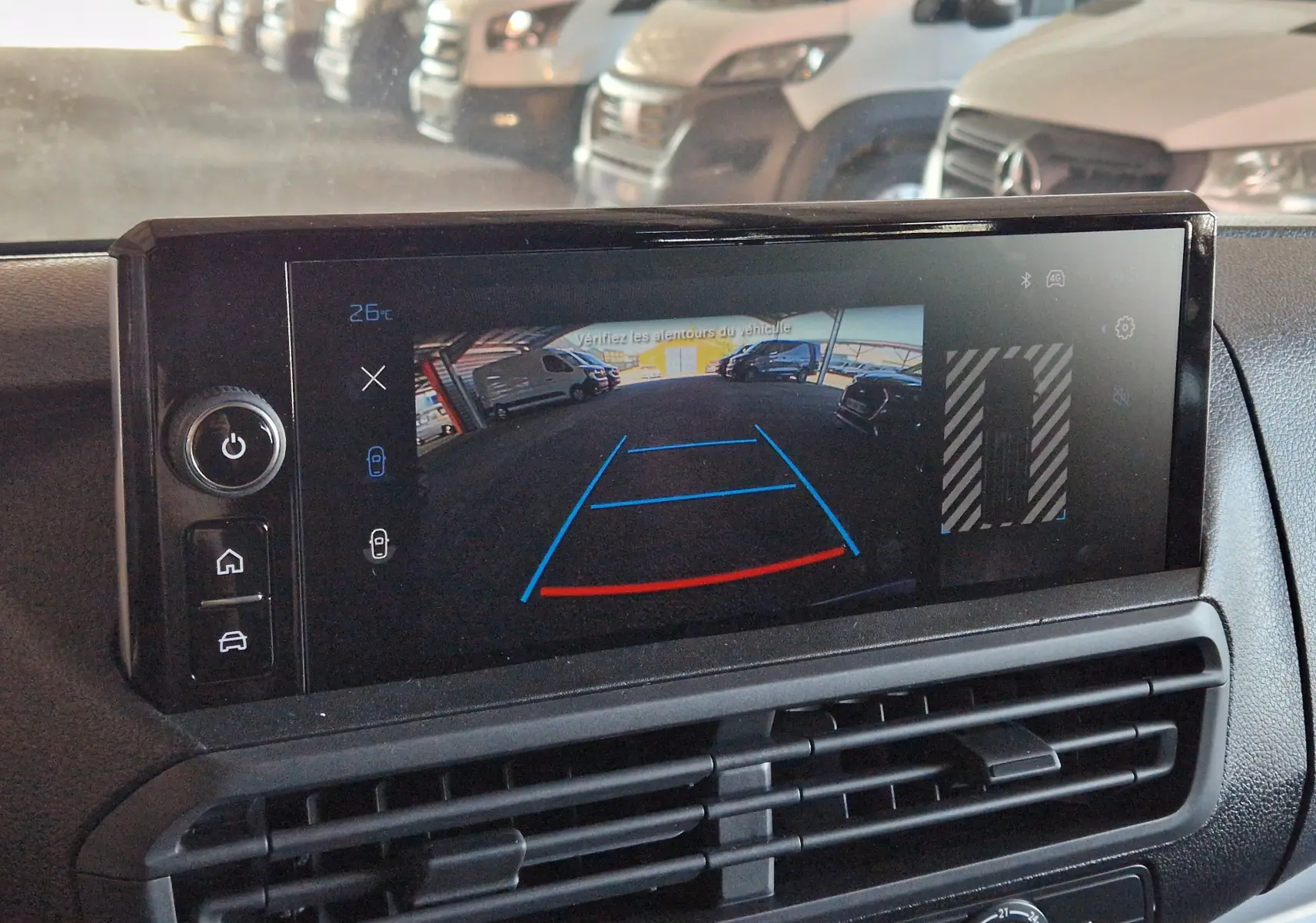 Écran central du Peugeot Expert XL gris titane montrant la caméra de recul avec guidage de trajectoire en bleu et rouge.
