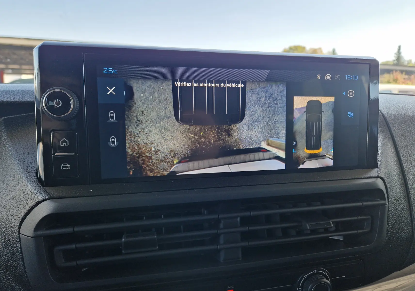 Écran central du Peugeot Expert XL 2025 montrant la caméra de recul avec vue aérienne du véhicule gris titane.