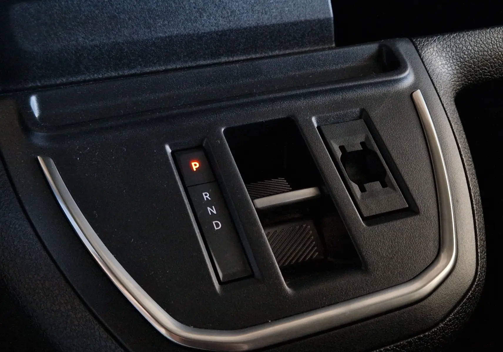 Gros plan sur la commande de boîte automatique avec indication "P" allumée dans un Peugeot Expert XL gris titane de 2025.