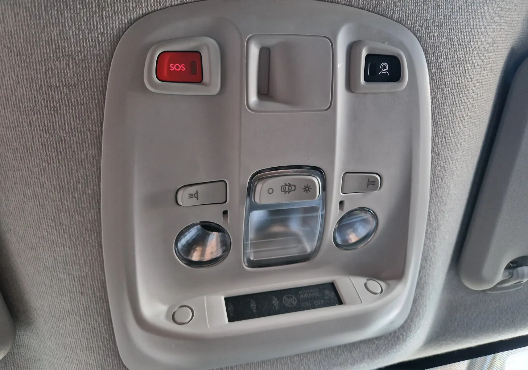 Vue en gros plan du plafonnier gris clair avec bouton SOS rouge et commandes d'éclairage dans un Peugeot Expert Cabine Approfondie gris titane.