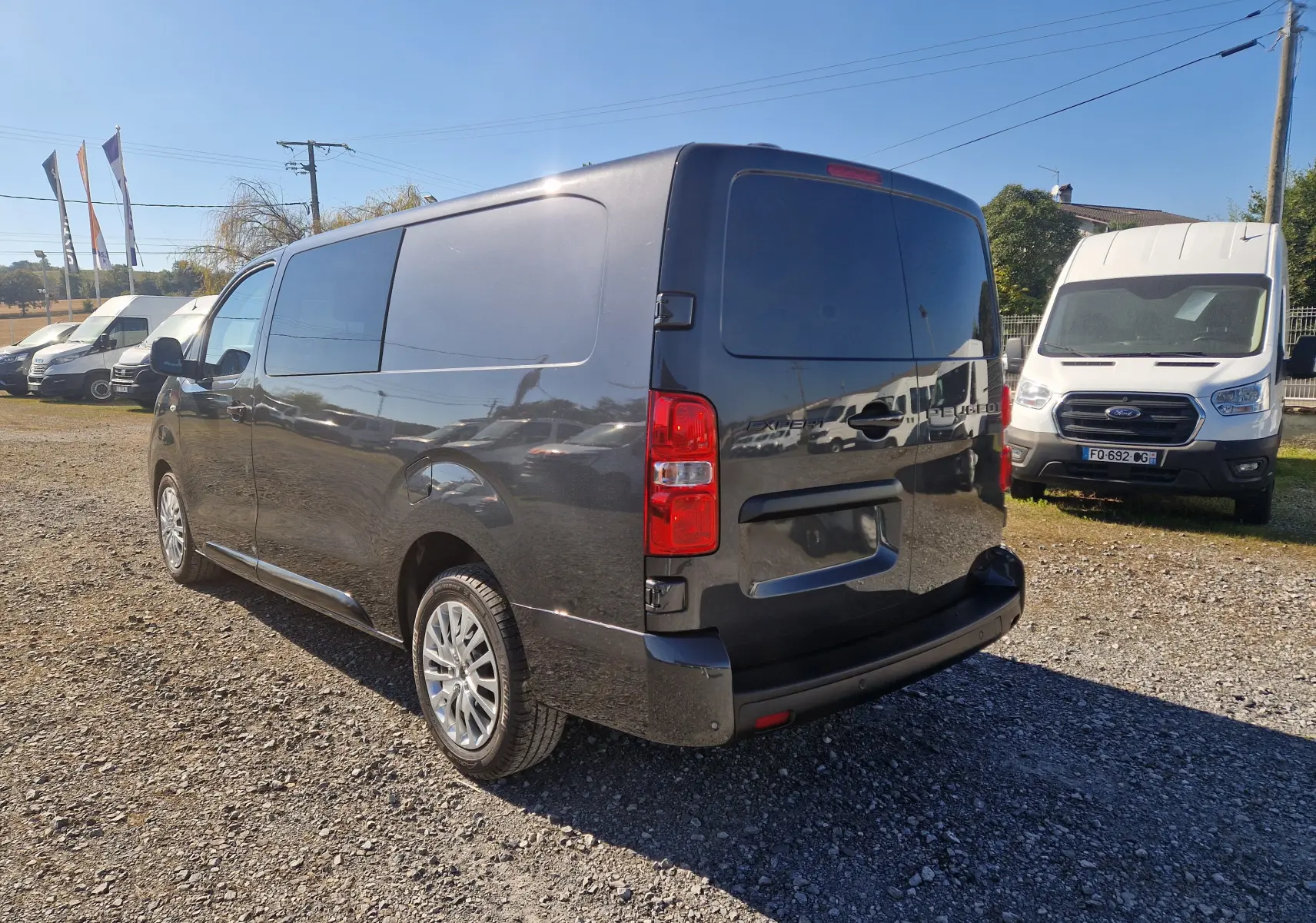 Vue 3/4 arrière droite du Peugeot Expert Cabine Approfondie gris titane, avec portes arrière fermées et jantes alliage.