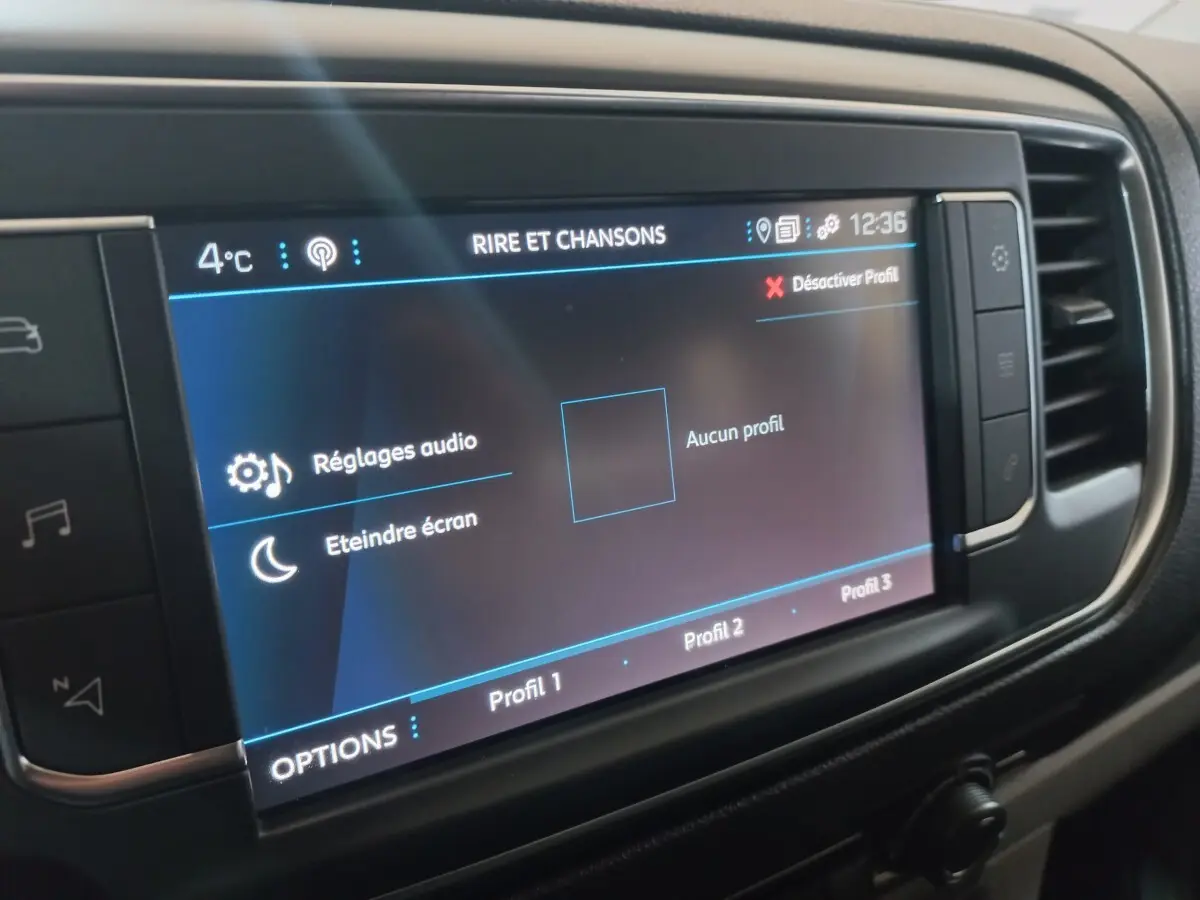 Écran tactile central du tableau de bord du Peugeot Traveller 2021, affichant les réglages audio et profils utilisateur.